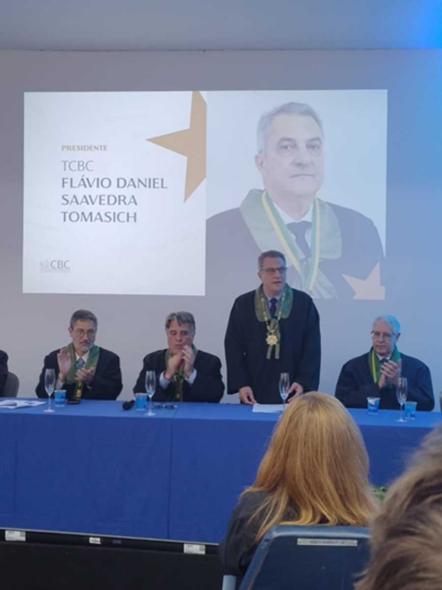 Dr. Flavio Saavedra asumiendo presidencia